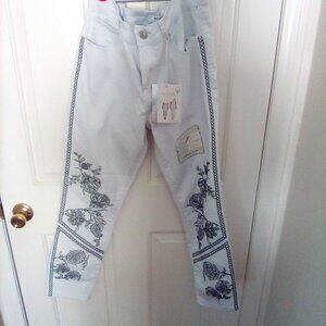 🎉Cute Ready for Summer White Embroidered Pants Size 16🎉